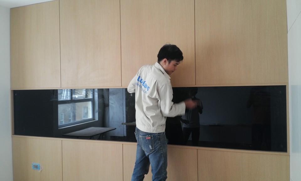 Thi công kính ốp bếp màu đen