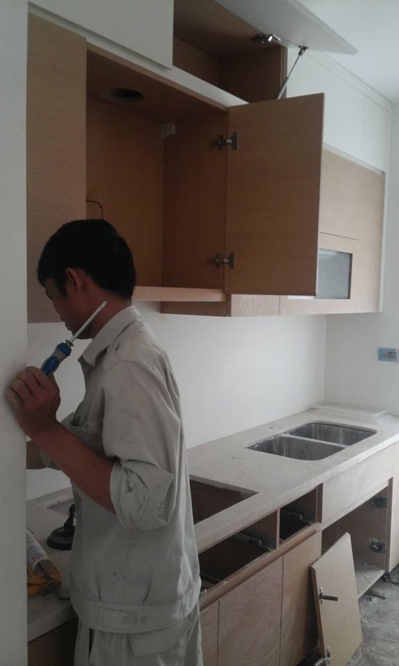 Thi công kính ốp bếp màu đen