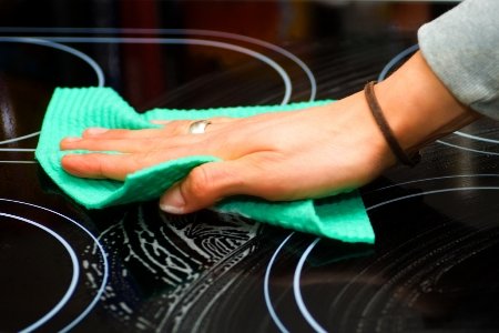 Các bước làm vệ sinh mặt kính bếp dễ dàng và đúng cách