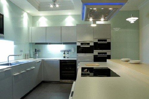 Hướng dẫn lựa chọn kính ốp bếp phù hợp