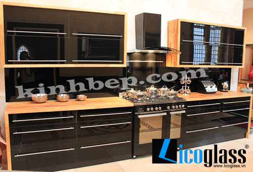 Kính màu ốp bếp hợp phong thủy