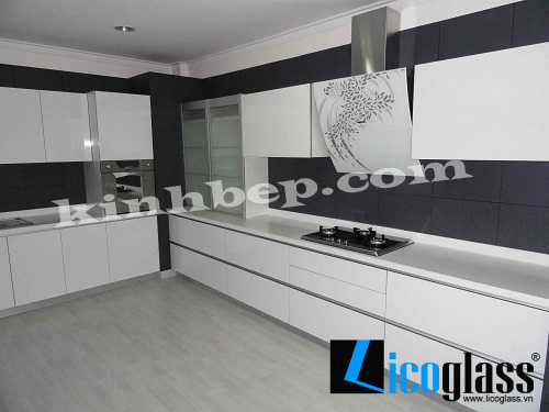 Kính màu ốp bếp hợp phong thủy