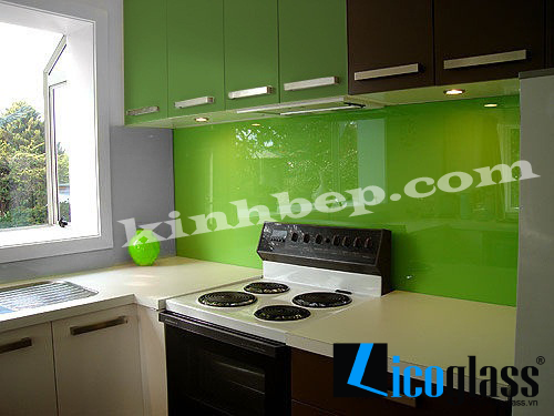 Kính màu ốp bếp hợp phong thủy